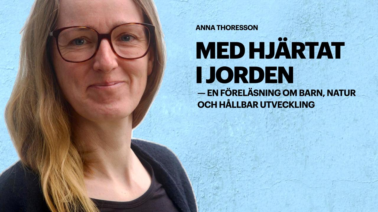 Affisch för föreläsningen med ett porträtt av Anna Thoresson mot en ljusblå vägg.
