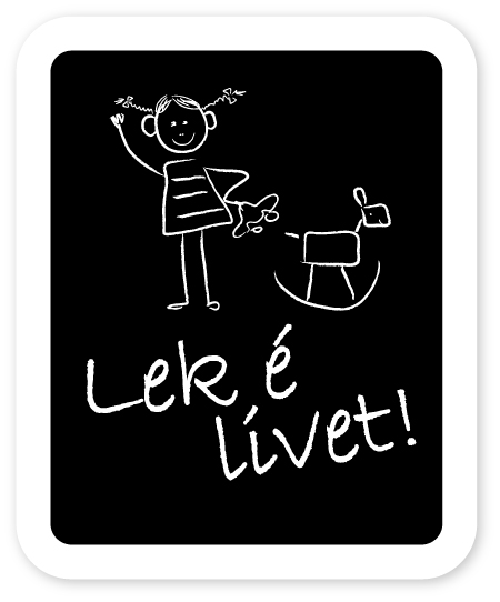 Märke med texten ”Lek é livet!” och en teckning av ett barn med en leksakshäst.